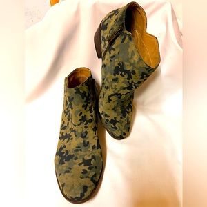 Lucky Brand Camouflage ankle boots, size 9.5